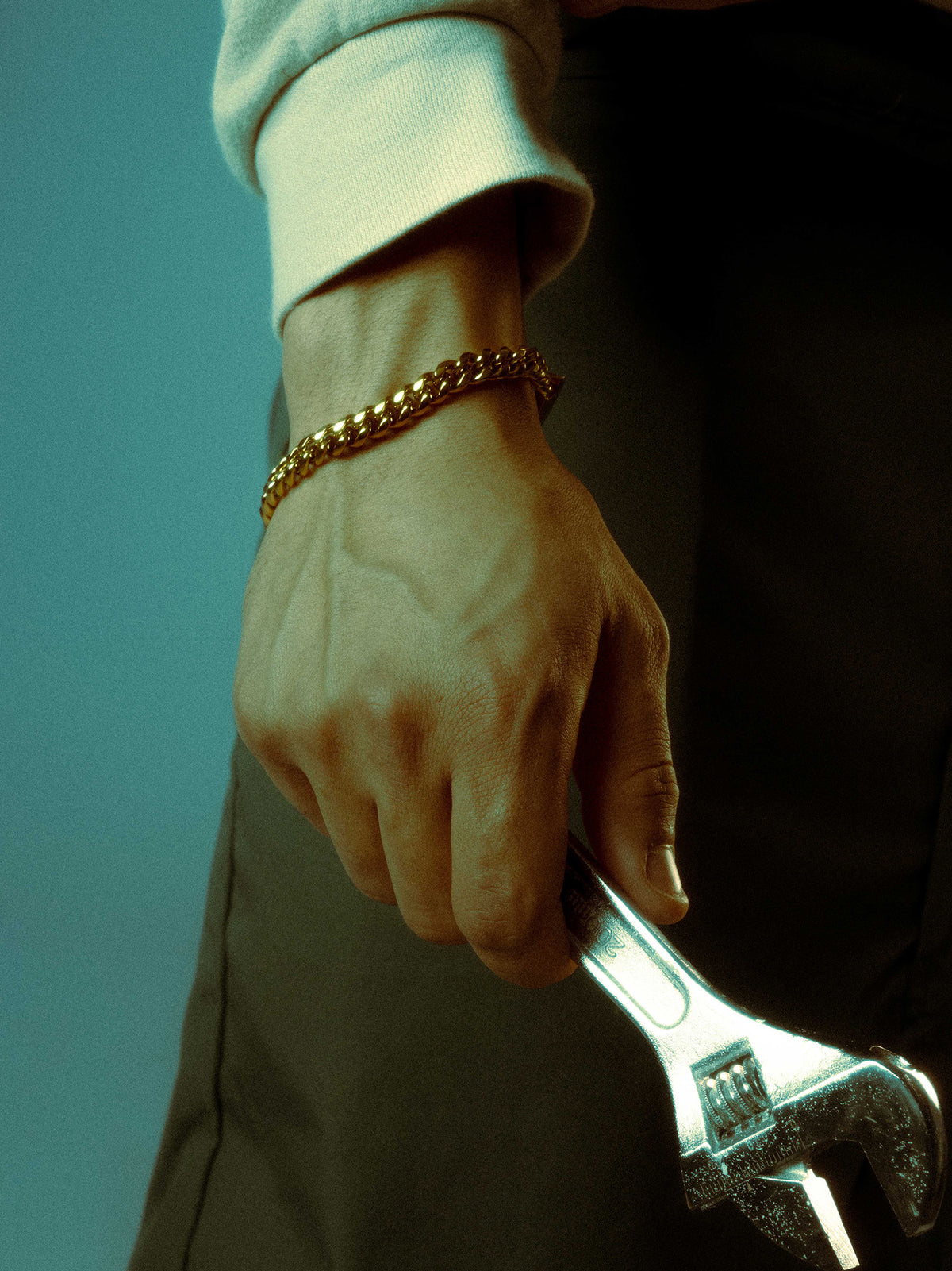 Model is wearing the 8.5"