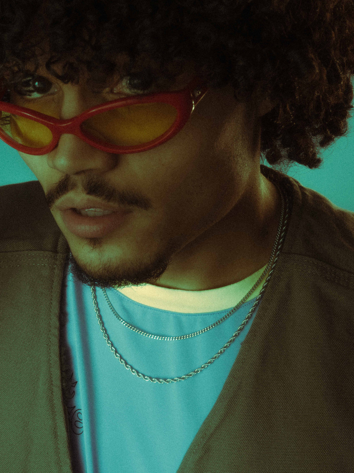 Model is wearing size 18" / 20"