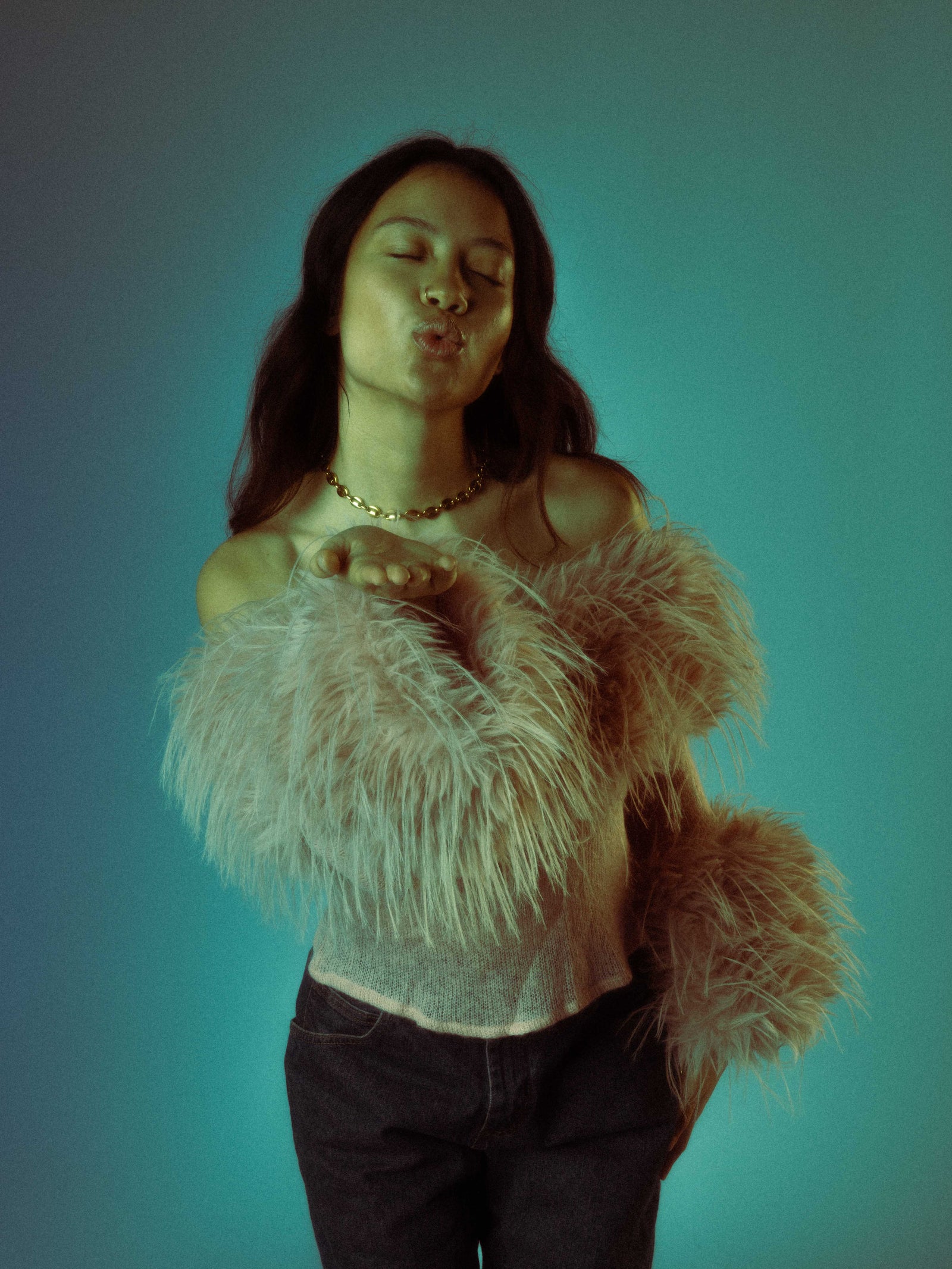 Model is wearing an adjustable chain