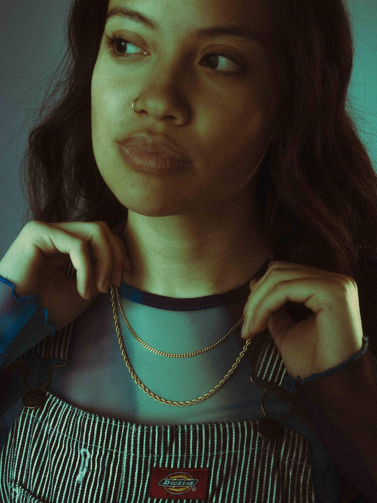 Model is wearing the 18" / 20"